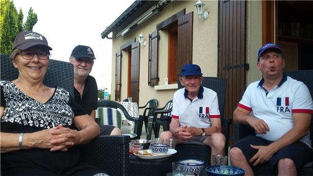 Nicolas Moreau (rechts) ist Fußballfan: Der in Angers im Westen Frankreichs lebende Informatiker wird heute coronabedingt das Spiel allein sehen - und nicht wie 2018 bei der WM mit seiner Familie.