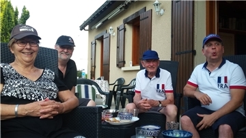 Nicolas Moreau (rechts) ist Fußballfan: Der in Angers im Westen Frankreichs lebende Informatiker wird heute coronabedingt das Spiel allein sehen - und nicht wie 2018 bei der WM mit seiner Familie.
