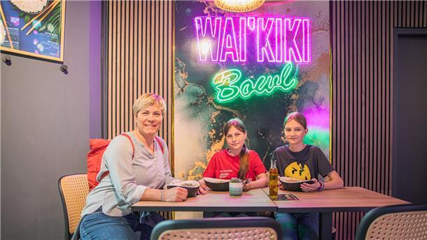 Nicole Grobe, Tochter Nena und Matilda Ott genießen die frische Bowl-Vielfalt im neuen Wai'Kiki Bowl. Sie machen Urlaub in Bremerhaven und stammen aus dem Hunsrück in Rheinland-Pfalz.