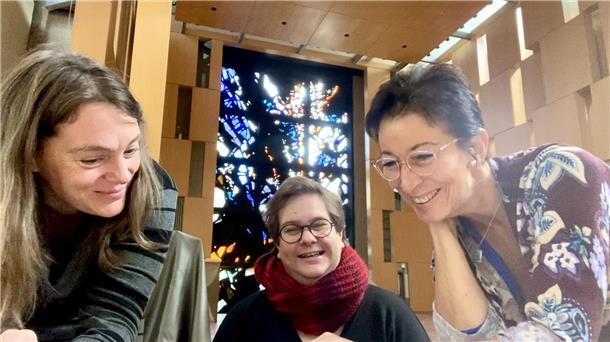 "Nie wieder": Mit Musik und Texten jüdischer und arabischer Dichter laden (von links): Svenja Heuwinkel, Anneke Ihlenfeldt und Susanne Schwan (hier bei der Abstimmprobe) am 17. November ins Kolumbarium, Goethestraße ein - 