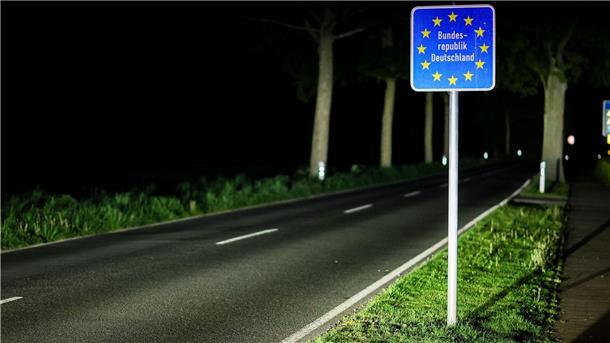 Niederländer kontrollieren eigenmächtig an deutscher Grenze Niederländer haben an der Grenze zu Niedersachsen eigenmächtig Autos kontrolliert, um Asylbewerber abzuwehren (Archivbild).