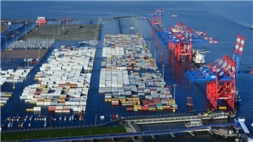 Niedersachsen erwartet, dass das Land Bremen Anteilseigner beim Jade-Weser-Port in Wilhelmshaven bleibt. Die Hafensenatorin will aber nun prüfen, ob sich das noch lohnt.