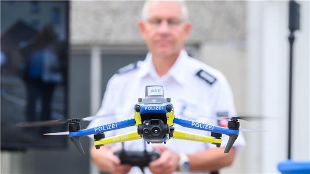 Polizei rüstet mit Drohnen und zwei neuen Hubschraubern auf Niedersachsen setzt verstärkt auf Drohnen bei der Polizei. Sie können inzwischen landesweit eingesetzt werden.