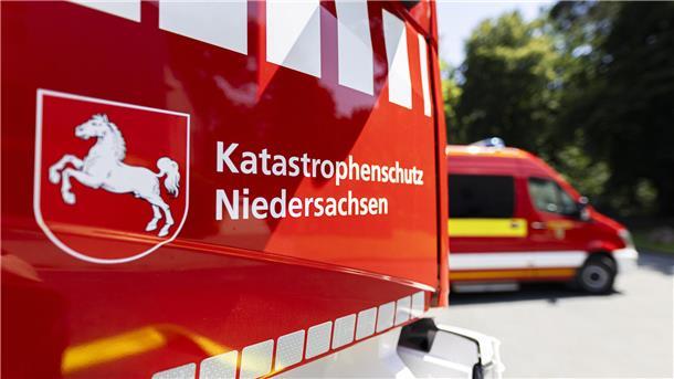 Zwei neue Tankanhänger gehen an DLRG Cuxhaven und Hagen Der Schriftzug «Katastrophenschutz Niedersachsen» steht auf einem Fahrzeug.