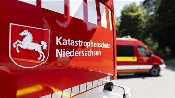 Zwei neue Tankanhänger gehen an DLRG Cuxhaven und Hagen Der Schriftzug «Katastrophenschutz Niedersachsen» steht auf einem Fahrzeug.