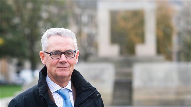 Niedersachsens Antisemitismusbeauftragter Franz Rainer Enste steht am Holocaust-Mahnmal am Opernplatz in Hannover.