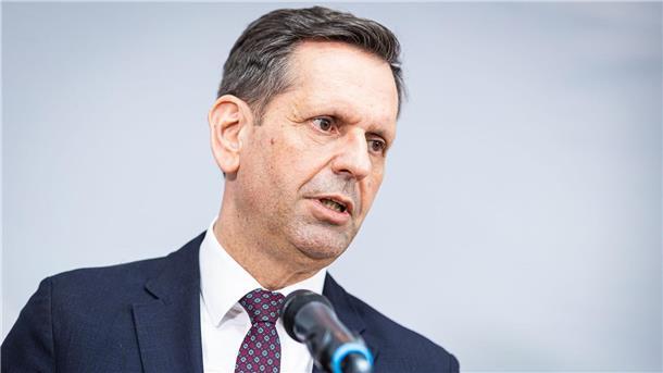Niedersachsens designierter Ministerpräsident Olaf Lies beobachtet die neuen US-Zölle mit Sorge. (Archivbild)
