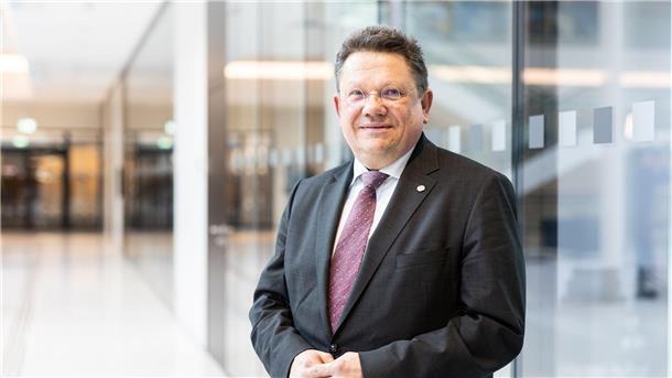Philippi verteidigt geplante Klinikumwandlung in Norden Niedersachsens Gesundheitsminister Andreas Philippi (SPD) im Landtag.