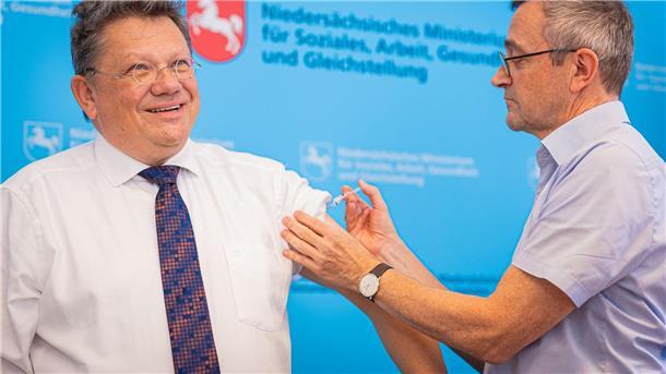 Niedersachsens Gesundheitsminister Philippi (l.) und der Präsident des Landesgesundheitsamts, Fabian Feil, haben sich gegenseitig gegen Influenza geimpft.