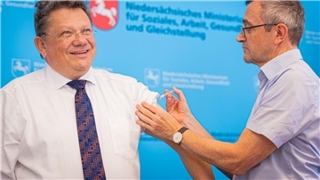 Niedersachsens Gesundheitsminister Philippi (l.) und der Präsident des Landesgesundheitsamts, Fabian Feil, haben sich gegenseitig gegen Influenza geimpft.