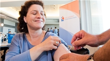 Niedersachsens Gesundheitsministerin Carola Reimann (SPD) lässt sich gegen Grippe (Influenza) impfen.