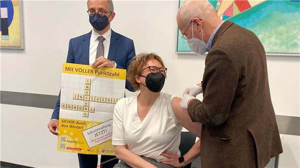 Gesundheitsministerin Behrens erhält Grippeschutzimpfung Niedersachsens Gesundheitsministerin Daniela Behrens erhält die Grippeschutzimpfung.