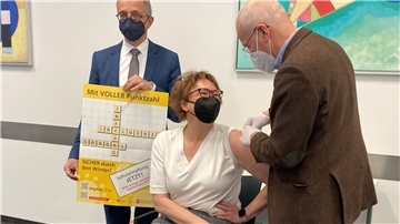 Niedersachsens Gesundheitsministerin Daniela Behrens erhält die Grippeschutzimpfung.