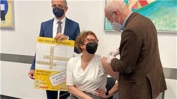 Niedersachsens Gesundheitsministerin Daniela Behrens erhält die Grippeschutzimpfung.