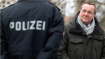 Niedersachsens Innenminister Boris Pistorius (rechts, SPD) ist auch für die Polizei im Lande verantwortlich. Ihm stellen die Bürger insgesamt ein gutes Zeugnis aus, der Polizei und der Justiz eher weniger.