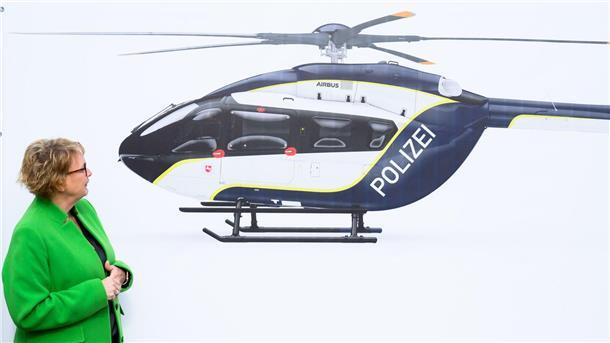 Polizei rüstet mit Drohnen und zwei neuen Hubschraubern auf Niedersachsens Innenministerin Daniela Behrens präsentiert das Design des neuen Polizeihubschraubers, der 2026 kommen soll.