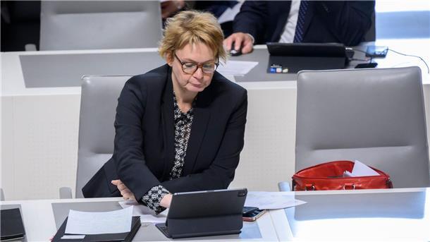 Innenministerin: Brauchen Kommunen für Flüchtlingsaufnahme Niedersachsens Innenministerin Daniela Behrens sitzt im Landtag.