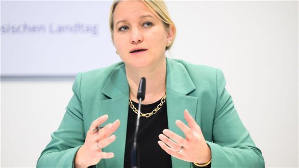 Land: Sexuelle Belästigung mit Worten soll strafbar werden Niedersachsens Justizministerin Kathrin Wahlmann bezeichnete die Bundesratsinitiative als ein Herzensanliegen. (Archivbild)