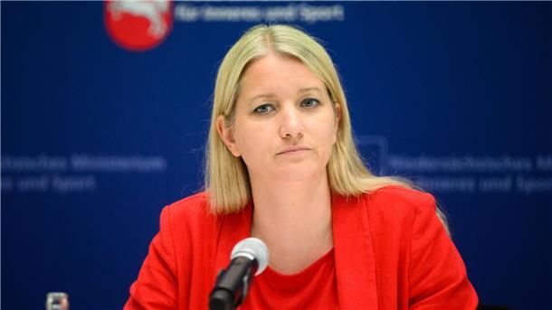 Niedersachsens Justizministerin Kathrin Wahlmann bei einer Pressekonferenz.