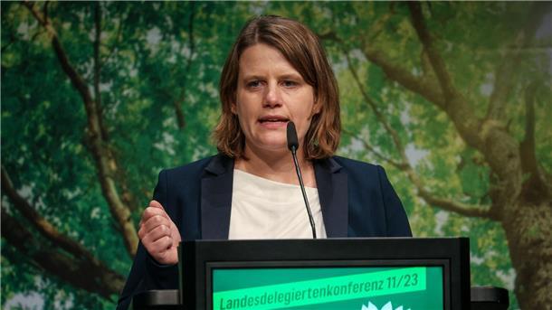 Niedersachsens Kultusministerin Julia Willie Hamburg spricht in der Stadthalle in Osnabrück.
