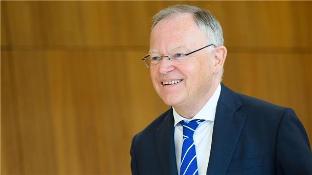 Niedersachsens Ministerpräsident Stephan Weil fliegt 2025 nach Südamerika. (Archivbild)