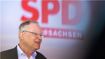 Niedersachsens Ministerpräsident Stephan Weil hat die Unterstützung seiner SPD für eine Koalition mit den Grünen.
