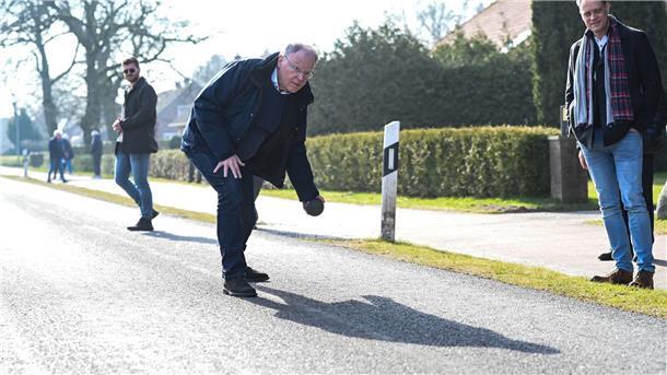 Ministerpräsident Weil boßelt in Ostfriesland Niedersachsens Ministerpräsident Stephan Weil kommt inzwischen jedes Jahr zum Landschaftsboßeln nahe Aurich in Ostfriesland.