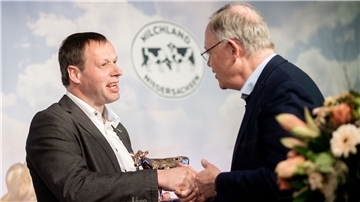 Niedersachsens Ministerpräsident Stephan Weil (r) übergibt die „Goldene Olga“ an Ulrich Westrup.