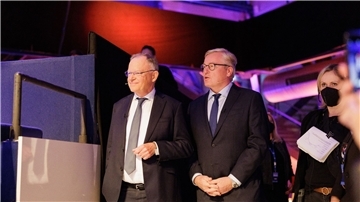 Niedersachsens Ministerpräsident Stephan Weil (SPD, l) und Niedersachsens Wirtschaftsminister Bernd Althusmann (CDU) stehen vor Beginn des TV-Duell zur Landtagswahl in Niedersachsen im NDR Studio in der Halle 39 in Hildesheim.