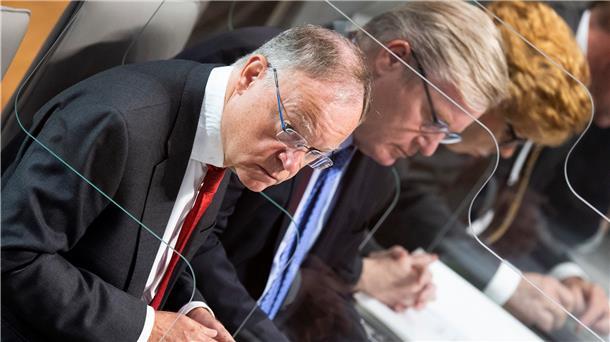 Niedersachsens Ministerpräsident Stephan Weil (SPD, links) fordert, dass die für den Fußball geltenden Regeln auch für Großveranstaltungen gelten.