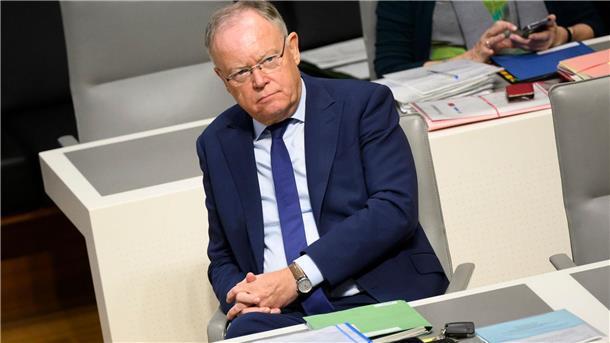 Weil: Prognosen zu Asylbewerberzahlen „nicht seriös“ Niedersachsens Ministerpräsident Stephan Weil (SPD) sitzt im Plenarsaal des Landtags.