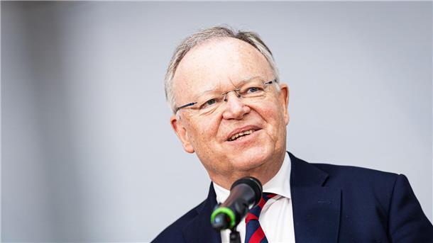 Niedersachsens Ministerpräsident Stephan Weil (SPD) wird am Montag mit einer Serenade aus dem Amt verabschiedet. (Archivbild) 
