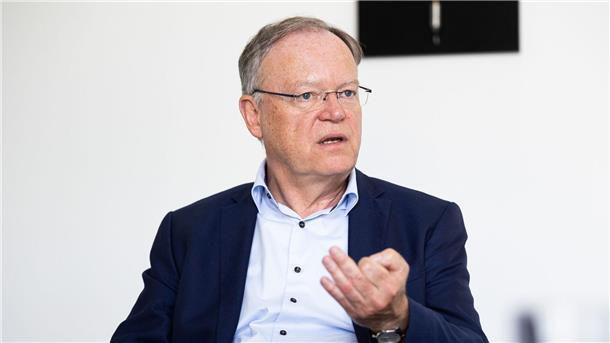 Rot-Grün will Bürokratieabbau vorantreiben Niedersachsens Ministerpräsident Stephan Weil will Licht in das Dickicht aus Vorgaben bringen. (Archivbild)