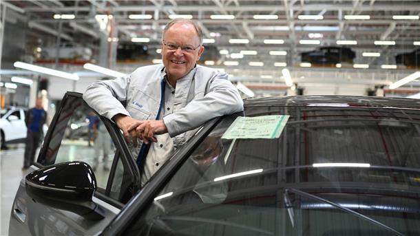 Niedersachsen will um VW-Standorte kämpfen Niedersachsens Ministerpräsident Weil, hier im VW-Werk Emden, weiß um die Bedeutung des Autokonzerns für sein Bundesland. (Archivbild)