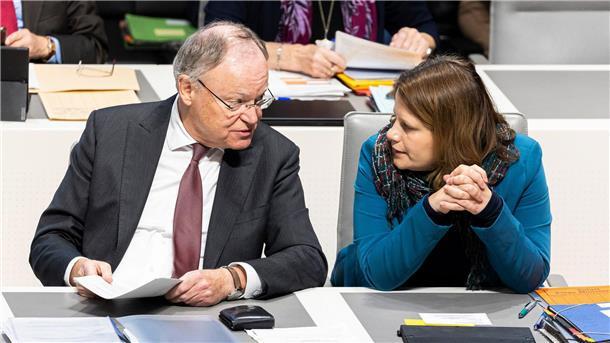 Rot-Grün dringt auf niedrigere Strompreise Niedersachsens Ministerpräsident Weil und Stellvertreterin Hamburg haben ihre Pläne für 2025 vorgestellt. (Archivbild)