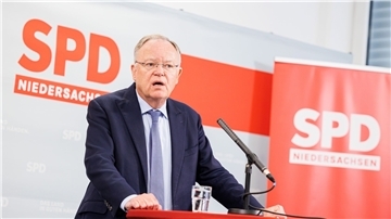 Niedersachsens Regierungschef Stephan Weil spricht während einer Pressekonferenz.
