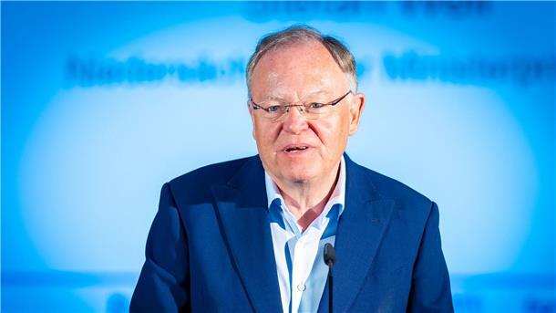 Niedersachsens Regierungschef Weil sieht in der Landeskasse derzeit wenig finanziellen Spielraum. (Archivbild)