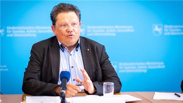 Niedersachsens Sozialminister Andreas Philippi spricht auf einer Pressekonferenz.