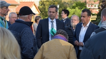 Niedersachsens Umweltminister Olaf Lies (SPD, Mitte) diskutiert mit Bürgern in Driftsethe über die geplante Bauschutt-Deponie an der Kreisstraße 51.