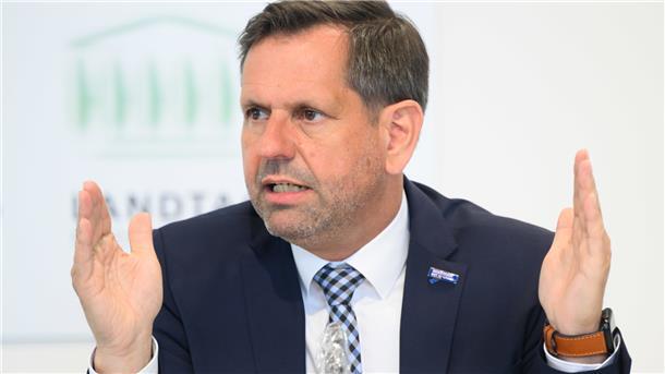 Niedersachsens Umweltminister Olaf Lies (SPD) verteidigt seine Kehrtwende in der Frage der Erdgasförderung auf See mit der veränderten Lage durch den Einmarsch Russlands in die Ukraine und der internationalen Sanktionsantwort darauf, möglichst schnell russisches Gas durch andere Quelle zu ersetzen.