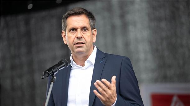 Niedersachsen will um VW-Standorte kämpfen Niedersachsens Wirtschaftsminister Lies begrüßt die Überlegungen des Bundes für neue staatliche Anreize zum Kauf von E-Autos. (Archivbild)