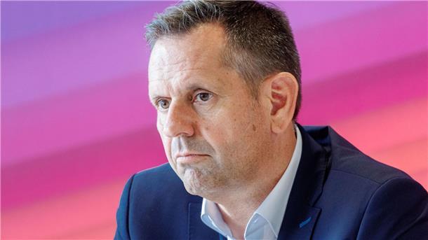 Niedersachsens Wirtschaftsminister Olaf Lies (SPD) sitzt auf einer Pressekonferenz.