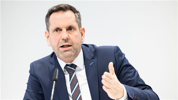 CDU fordert Klarheit bei Position zu Gasförderung Niedersachsens Wirtschaftsminister Olaf Lies (SPD) während einer Pressekonferenz.