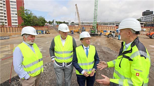 Neubau der Unimedizin Göttingen liegt im Zeitplan Niedersachsens Wissenschaftsminister Falko Mohrs (SPD, 2. v.r.) macht sich ein Bild von den Bauarbeiten.