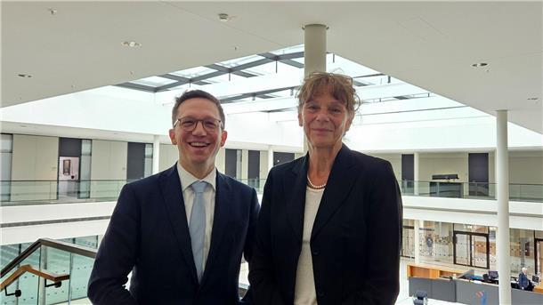 Niedersachsens Wissenschaftsminister Falko Mohrs (SPD) stellte die neue MAI-Präsidentin Denise Hilfiker-Kleiner vor.