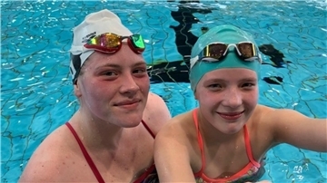 Die OSC-Schwimmerinnen Sabrina Wessalowski (links) und Lia Herzfeldt.