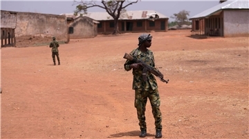 Nigerianische Soldaten patrouillieren an der LEA Primary and Secondary School Kuriga, wo die Schüler entführt wurden.