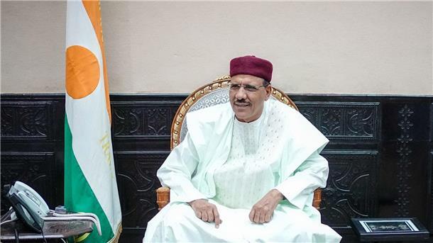 Junta im Niger will Bazoum wegen Hochverrats anklagen Nigers neue Machthaber wollen den gestürzten Präsidenten Mohamed Bazoum wegen Hochverrats anklagen.
