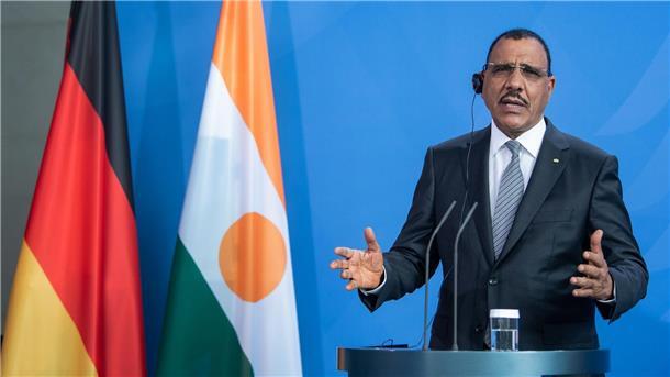 Putschversuch in Niger? - Auswärtiges Amt: Lage unklar Nigers Präsident Mohamed Bazoum bei einem Berlin-Besuch im Juli 2021.