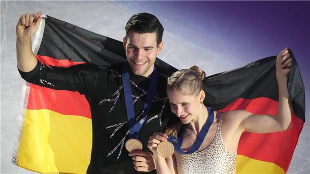 Nach EM-Coup: Eislauf-Duo Hase/Wolodin vor goldener Zukunft? Nikita Wolodin (l) und Minerva Hase (r) holten erstmals seit 2011 wieder Gold für Deutschland bei einer Eiskunstlauf-EM.